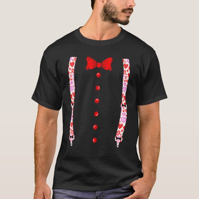 Valentines day Suspenders and Hearts Bow Tie Boys T Shirt (Framsida)