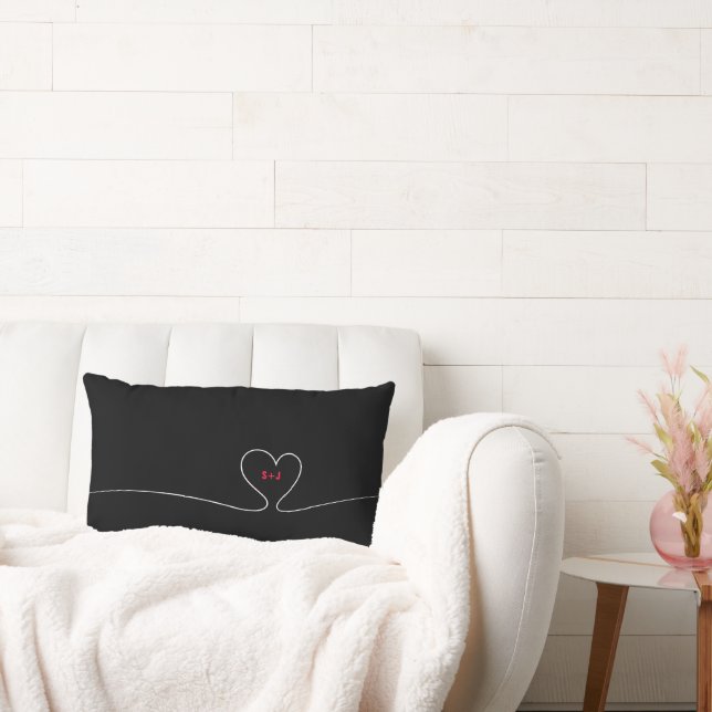 Valentines hjärtmonogram datum tvåtons lumbarkudde (Soffa)