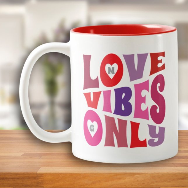 Valentines Kärlek Vibes Endast Red Rosa Monogram R Två-Tonad Mugg (Valentines Love Vibes Only Red Pink Monogram Retro Coffee Mug)