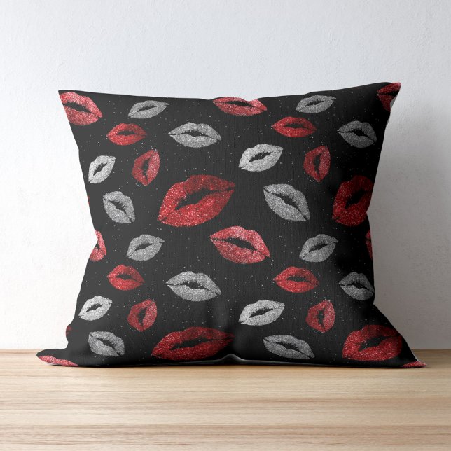 Valentines Röda Silver Glitterläppstift på Svart Kudde (Skapare uppladdad)