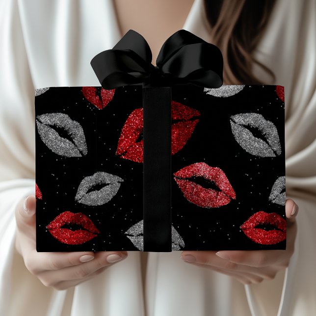 Valentines röda silverglitterläppar på svart presentpapper (Skapare uppladdad)