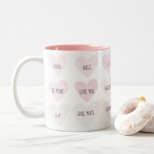 Valentines Rosa Modern Hearts Initialer Kaffe Mugg (Med munk)