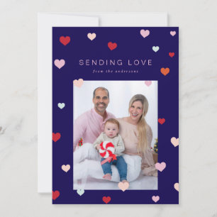 Valentines små hjärtan flyter julkort