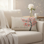 Valentineser i Rustic Romantic Kärlek Träd par Nam Lumbarkudde<br><div class="desc">Romantic kärlek träd personlig Valentines dekorativ kudde med egna namn. Fira kärlek och sprinkla ditt hem med romantik i den vackra hemaccenten. Parets namn är skrivet i kursivt skript så att de liknar en kalligrafisk handskriven skrift och de är förbundna i mitten av ett sött, snabbt hjärta. Byt ut exemplet...</div>