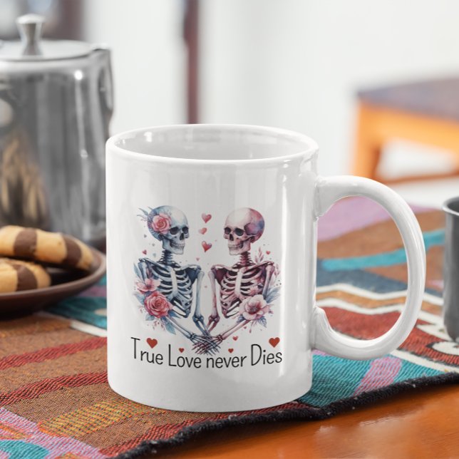 Valentineser Skeletons Äkta kärlek dör aldrig Kaffemugg (Skapare uppladdad)