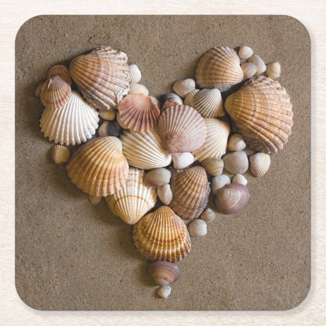 Valentinhjärta som göras med snäckor underlägg papper kvadrat (Framsidan)