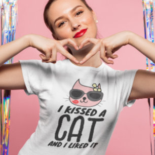 VALENTINS DAGLIGA T-SHIRTS, KISSERADE EN KATTEN LI T SHIRT