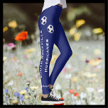 VÄLJ DIN FÄRG- eller Blåfotbollsgrupp Namn Leggings<br><div class="desc">VÄLJ YRKESLÄGGNINGARNA I anpassningsbarna FÄRG med spelarens Namn! Högernas ben har två mörk blått och vita fotbollar, två linjer av personligens lodrät från höft till ankel för lag namn och en textrad vid ankeln för spelarens namn. Det lämnat benet har sju fotbollar i rad från höft till ankel. Skriver ut...</div>