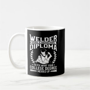 Väljare med hjälp av högskoleexamen för att laga s kaffemugg