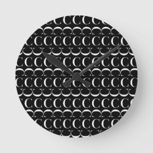 Väljer initialt brev C för monogramen, Rund Klocka