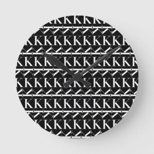 Väljer initialt brev K för monogramen, Rund Klocka
