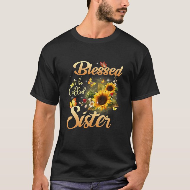 Välkänd för att kallas Mamma och systerassistenter T Shirt (Framsida)