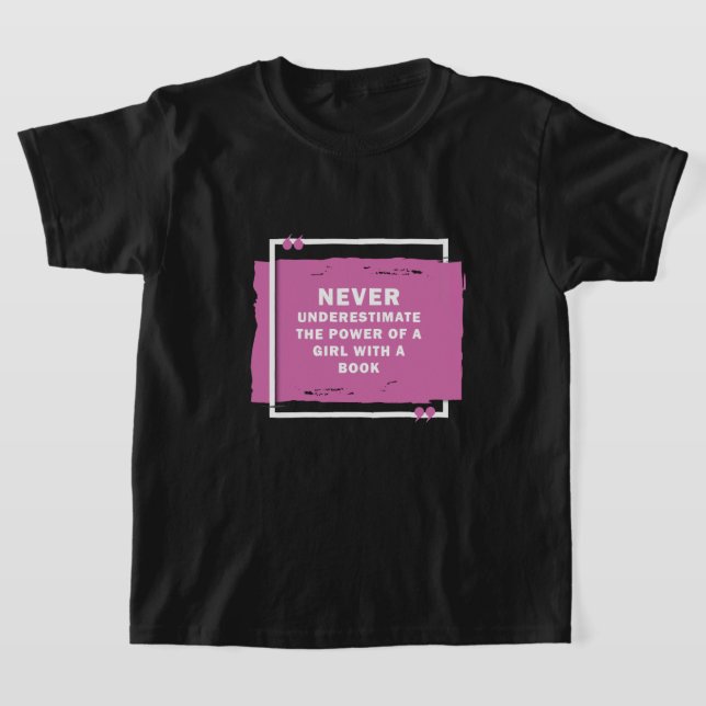 Välkänd RBG - Styrka i systerskap och rättvisa T Shirt (Laydown)
