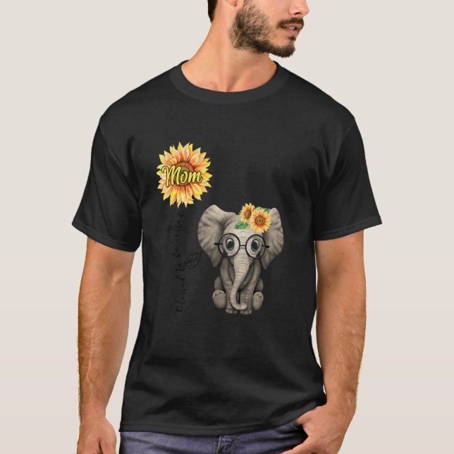 Välkänd som Mamma Hippie Elephant Mor T Shirt (Framsida)