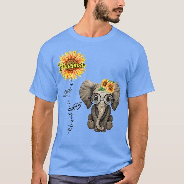 Välkänd som "Mawmaw Hippie Elephant Day" T Shirt (Framsida)