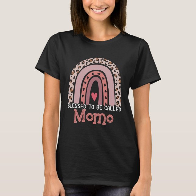 Välkänd som Momo Rainbow Leopard Print Mo T Shirt (Framsida)