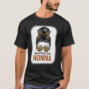 Välkänd som Nonna Leopard Messy Bun Mothe T Shirt