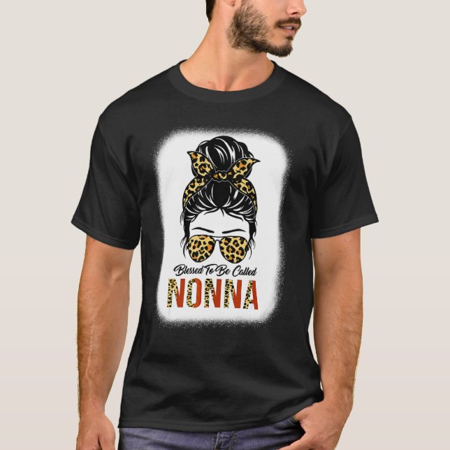 Välkänd som Nonna Leopard Messy Bun Mothe T Shirt (Framsida)