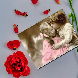 Välkomlig flicka och pojke vykort