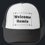 Välkommen Homie i Ram Keps<br><div class="desc">"Welcome Homie", inramad av fyra linjer. Svartvit, minimalistisk, ändå elegant, monokrom stil.</div>