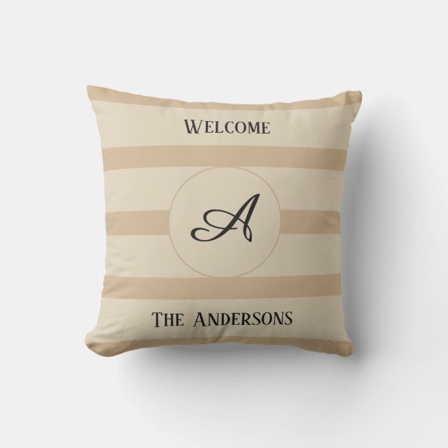 Välkommen Monogram Family Namn Tan Färg Rand Kudde (Framsida)