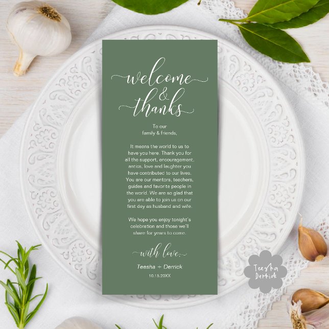 Välkommen och tack för Inställningskort för Bröllo Program (Modern Wedding Dinner Brunch Lunch Table Place Setting Thank You Card in Rustic Sage Green Greenery)