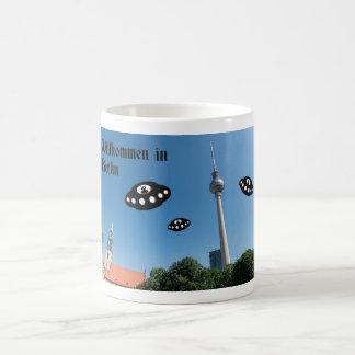 Välkommen till Berlin. Utomjordiska besökare  Kaffemugg