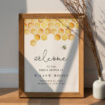 Välkommen till CALLA Honung Bee-Möhippan Poster<br><div class="desc">Den buzz-värdiga Calla-samlingen är särskilt designad för din bitemedatade händelse! Med sin förtjusande vattenfärgshoneycomb och delikataktigt droppande honung är denna samling så söt som möjligt. Oavsett om du planerar en underbar babydusch i humla eller något annat heligt firande, lägger Calla Collection till en extra av söthet, vilket ger en oemotståndlig...</div>
