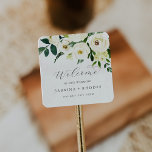 Välkommen till elegant White Blommigt Bröllop Fyrkantigt Klistermärke<br><div class="desc">Dessa elegant vita blommigt bröllop välkomstklistermärken är perfekt för ett klassiskt bröllop. Den moderna vintagen har en vackert romantisk elfenben- och krämvattenfärg ro och blommor med mörk grönt löv,  grönt och botaniskt material. Anpassa dessa klistermärken till bröllop,  namn och bröllop. Dessa märkningar är perfekt för destinationsbröllop och hotellgästpåsar.</div>