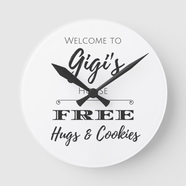 Välkommen till Gigis House FREE Hugs & Cookies Rund Klocka (Framsida)