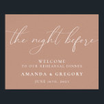 Välkommen till kvällen före bröllopsrepetitionen m poster<br><div class="desc">Detta tecken är det perfekta sättet att välkomna gäster till er repetitionsmiddag.</div>