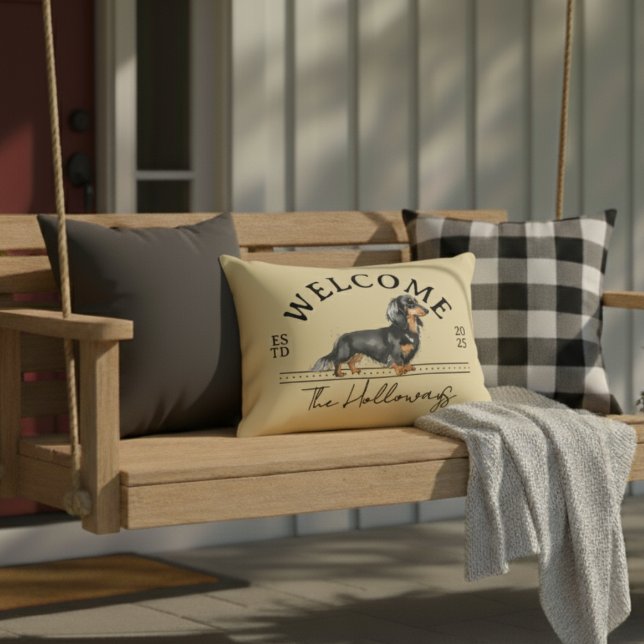 Välkommen till Långhårig Dachshund Anpassningsbar  Prydnadskudde (Welcome guests to your home with this Longhair Dachshund Custom Family Name Welcome Throw Pillow!)