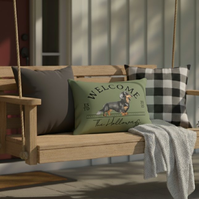 Välkommen till Långhårig Dachshund Anpassningsbar  Prydnadskudde (Welcome guest to your home with this Longhair Dachshund Custom Family Name Welcome Throw Pillow!)