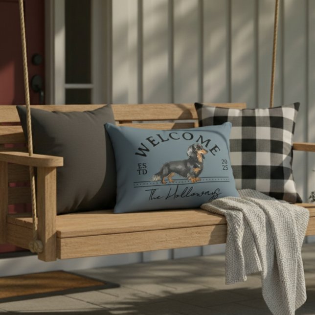 Välkommen till Långhårig Dachshund Anpassningsbar  Prydnadskudde (Welcome guests to your home with this Longhair Dachshund Custom Family Name Welcome Pillow!)