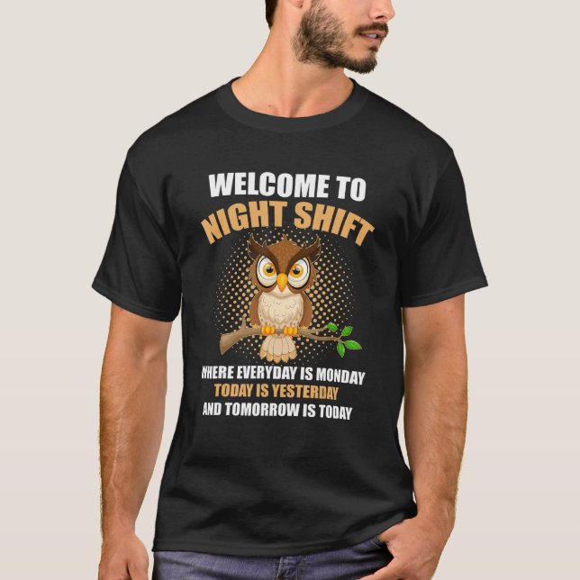 Välkommen till nattskiftet där dagen är måndag t t shirt (Framsida)