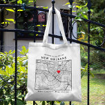 Välkommen till New Orleans Kärlek Locator City Kar Tygkasse<br><div class="desc">En roligt till väskan för ett bröllop eller något annat tillfälle som tar ställe i den vackra staden New Orleans, Louisiana. Den här tälten har ett omkrets karta i stadskärnan i en ram med svart ram. På toppen står ett kort välkommet hälsning och stadens namn. På grund-sidan finns stadens latitud-...</div>