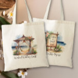 Välkommen till Personligen Helg Beach Wedding Tygkasse<br><div class="desc">Beach Temed personlig bröllop välkomnas till gästpåsen. Den här charmerande designen har en vattenfärgsscen på en pagoda i bröllop, på en strand på oceanfront, som är skrapad med golv och tropiska blommor. Å andra sidan finns det ett välkommet tecken på rustik boho som ni också kan personalisera. Perfekt för en...</div>
