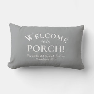 Välkommen till Porch Custom Familjenamn Trendig Gr Lumbarkudde