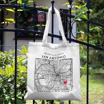 Välkommen till San Antonio Kärlek Locator City Kar Tygkasse<br><div class="desc">En roligt till väskan för ett bröllop eller något annat tillfälle som tar ställe i den vackra staden San Antonio. Den här tälten har ett omkrets karta i stadskärnan i en ram med svart ram. På toppen står ett kort välkommet hälsning och stadens namn. På grund-sidan finns stadens latitud- och...</div>