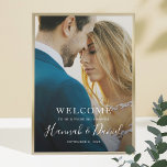 Välkommen till Simple Modern Fullt Photo Par Showe Poster<br><div class="desc">Det här är bara välkomstprogrammet i chic bröllop par som poster dina favoritbilder och din vita text, inklusive ditt första namn i ett livligt vismiskt skript. Du kan ändra teckensnittet och formuleringen till kostym i stil. Beroende på färg i fotot kan du föredra svart text i fodral, kontrollera vår välkomstteckensamling...</div>