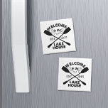 Välkommen till Sjö House | Rustik Personlig Magnet<br><div class="desc">Påminn dina gäster (och dig själv) om att det är dags att sparka tillbaka och slappna av med den här söta kylmagneten Rustic-stil. Utformningen "Välkommen till Sjö House" i svart,  sandblastad typografi med en repillustration och korsade kanotpaddlar. Anpassa med året klart.</div>
