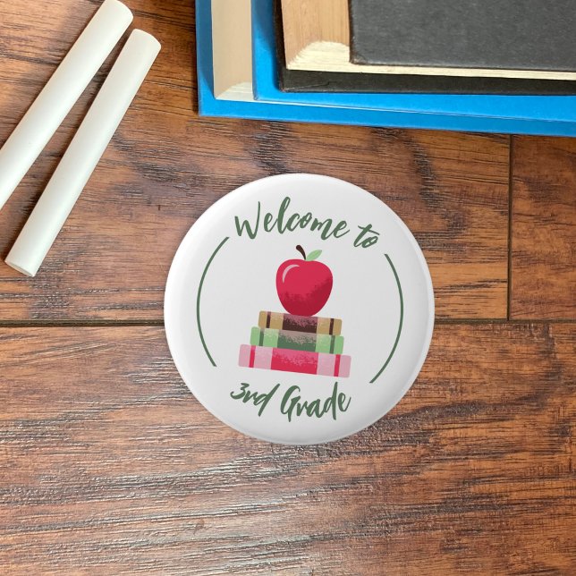 Välkommen till tredje Klass-Bokar-rundknappen för  Knapp (Welcome to 3rd grade white round back-to-school button with a red apple and books .)