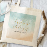 Välkommen till Tropical Sandy Ocean Beach Wedding Tygkasse<br><div class="desc">Bröllop välkomnar påsar med kalligrafi och strandscen i elegant guld. Konstruktionen har en tropisk sandstrand med en fantastisk klar havsyta vågar som överlappar kustlinjen. Mallen är redot för dig att lägga till namn i bruden och trimmen. Om du vill samordna saker kan du gå till min Boho Beach-bröllopssamling.</div>