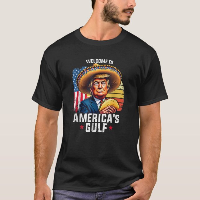 Välkommen till USA:s Bukt Est 2025 T Shirt (Framsida)