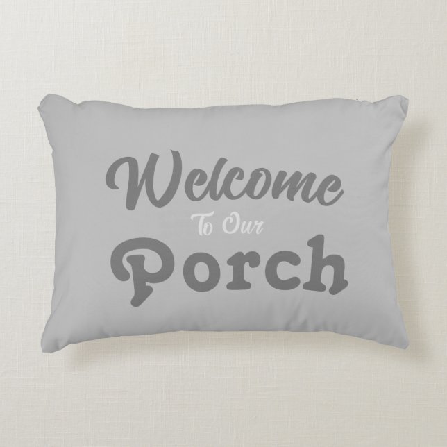 Välkommen till vår port / Alltid / Grått / Prydnadskudde (Framsidan)