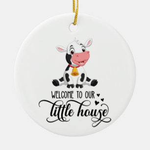 Välkommen till vårt hem i Baby Cow Julgransprydnad Keramik