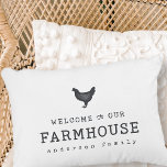 Välkommen till vårt lantbruk Land Rustic Chicken Prydnadskudde<br><div class="desc">Utformningen består av Modern Land Rustic med "välkommen till vårt lantbruk"-typografi. Finns här: http://www.zazzle.com/store/selectpartysupplies</div>