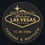 Välkommen till Vegas Sign Black med Guld Runt Klistermärke<br><div class="desc">Förseglingen "Welcome to Fabulous Las Vegas" (Välkomna till Fabulous Las Vegas) ska undertecknas i faux guld. Klicka PÅ ANPASSA YTTERLIGARE om du vill ändra bakgrunden färg,  teckensnitt och färg.</div>