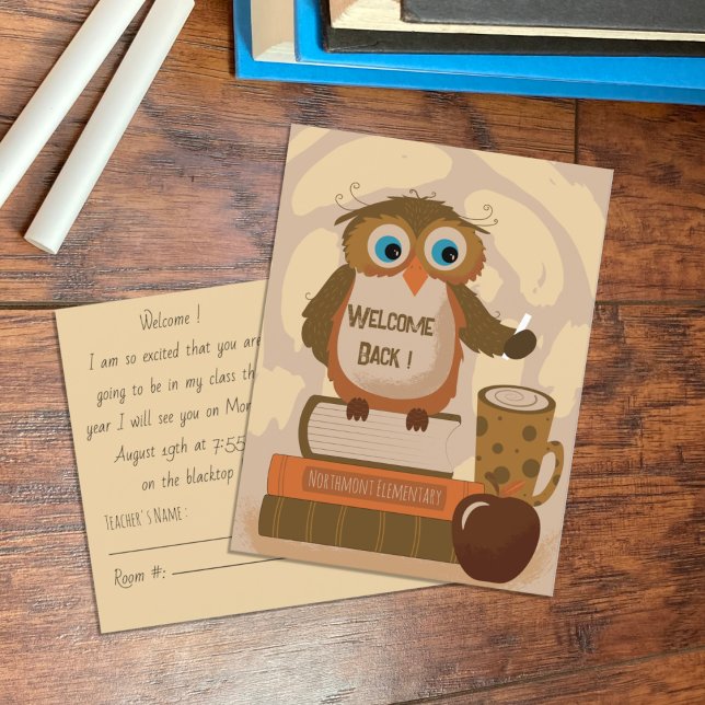 Välkommen tillbaka Lärare Uggla Brown vykort (Welcome back to school owl teacher postcard with school name .)