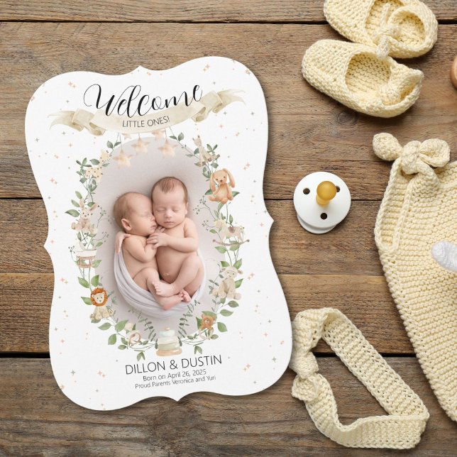 Välkomna lilla födelsekort (Elegant birth announcement card with greenery, baby toys, gender-neutral design, and personalization)
